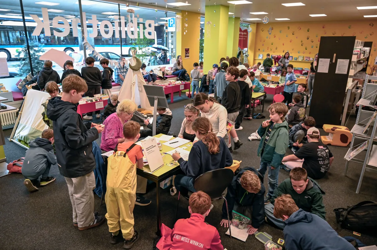 Nicht nur Kinder sind dem Hype erlegen. Panini-Bildli-Tauschbörse in der Bibliothek Uster. Wer sammelt die Bildli eigentlich noch?